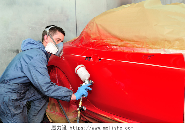 汽修厂给汽车喷红色漆的工人红色的车子漆.
